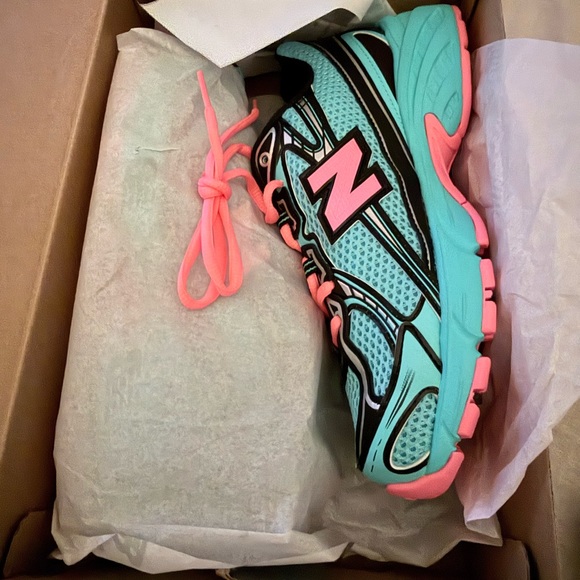 New Balance Green and Pink Lifestyle Shoes - Picture 3 of 4